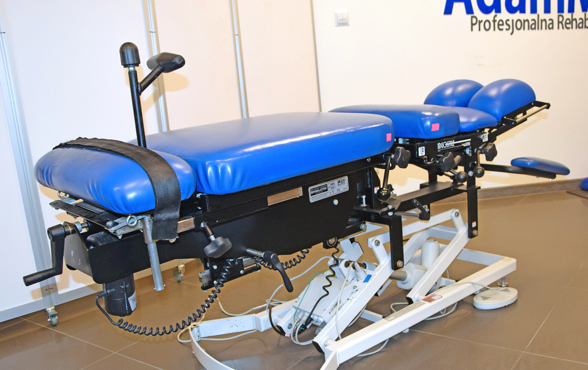 Nowy sprzęt terapeutyczny: specjalistyczny stół rehabilitacyjny do chiropraktyki