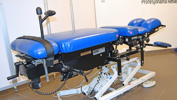 Nowy sprzęt terapeutyczny: specjalistyczny stół rehabilitacyjny do chiropraktyki